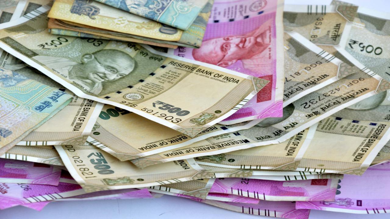 Ahead of Budget 2023 rupee gains 12 paise to 81.76 against US dollar